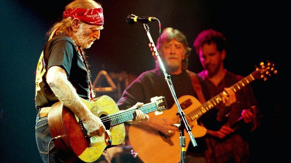 Willie Nelson performs at Billy Bob’s in 1999.