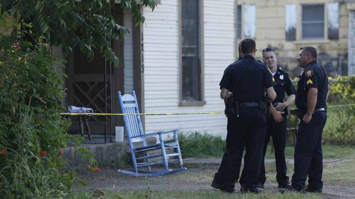 
Fort Worth police investigate a homicide in the 1200 block of North Commerce Street in Fort Worth on Wednesday, Aug. 5 2015. 
