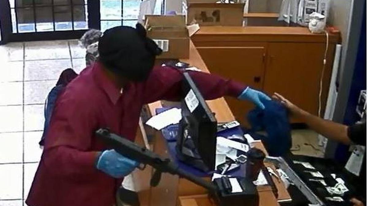 
Fort Worth police are looking for this robber in his 20s who held up the Metro PCS in the 2800 block of Miller Avenue on Friday, July 31, 2015.
