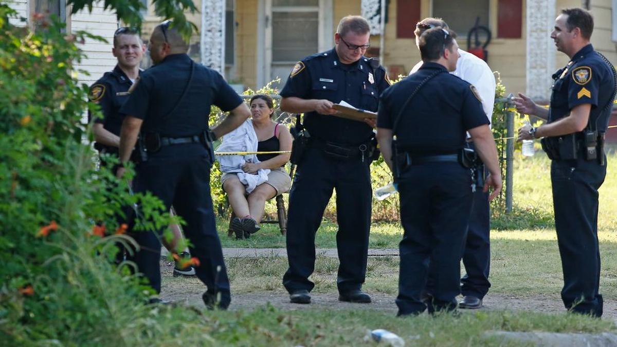 
Fort Worth police investigate a homicide in the 1200 block of North Commerce Street in Fort Worth Wednesday, Aug. 5, 2015.
