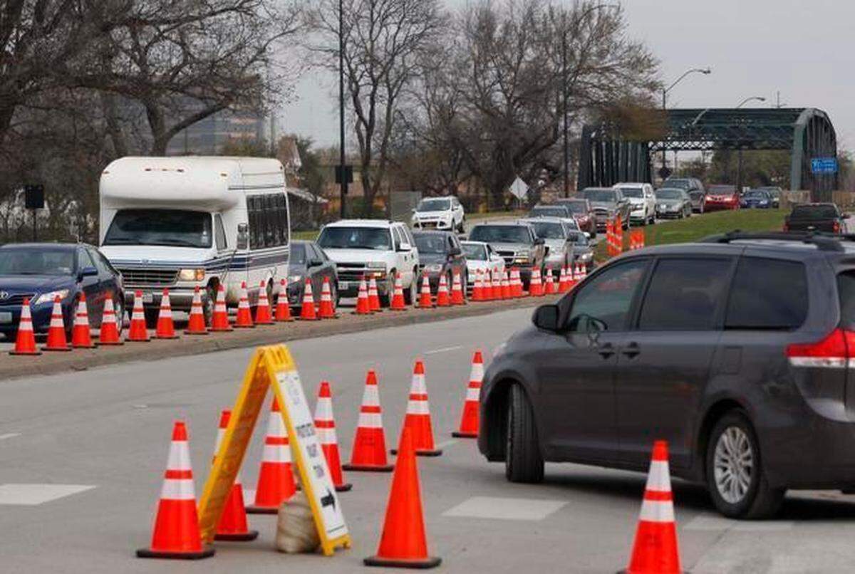 Traffic backs up on University Drive as families flock to the Fort Worth Zoo during half price day in spring break, Wednesday, May 11, 2015.