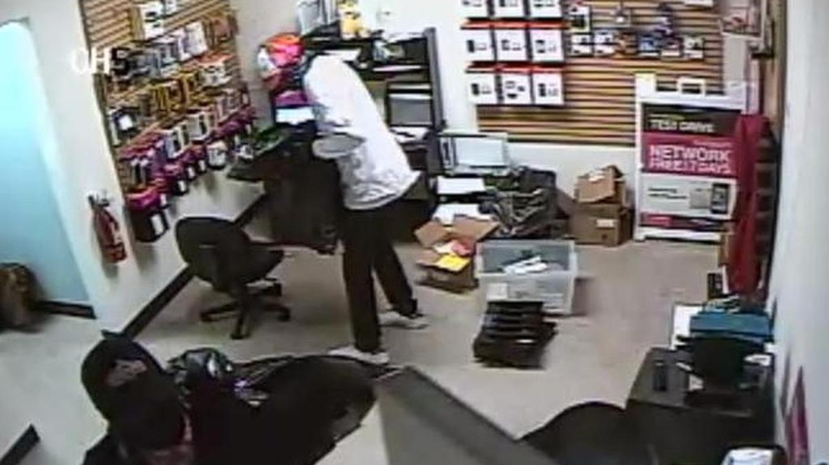 
Fort Worth police are searching for suspects who robbed a T-Mobile store last week.
