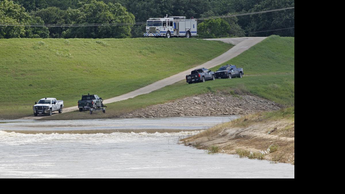 
Fort Worth and Texas Parks & Wildlife personnel search for a missing kayaker Saturday along the West Fork of the Trinity River.
