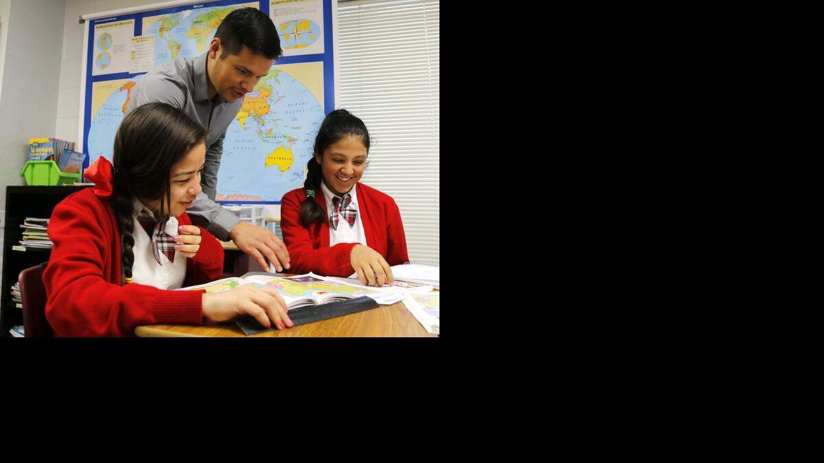 
Social studies teacher Jairo Rios, who conducts his class entirely in Spanish, helps Velia Olvera and Neli Alvarez at the Fort Worth school district’s World Languages Institute on Magnolia Avenue.
