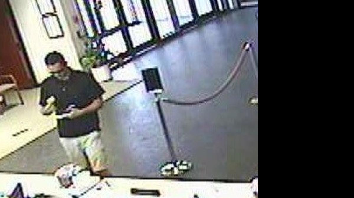 
Fort Worth police say this man is accused of robbing Frost Bank on S. Hulen St. on Saturday afternoon. If you recognize him, call police at 817-989-3330 or Crime Stoppers at 817-469-8477

