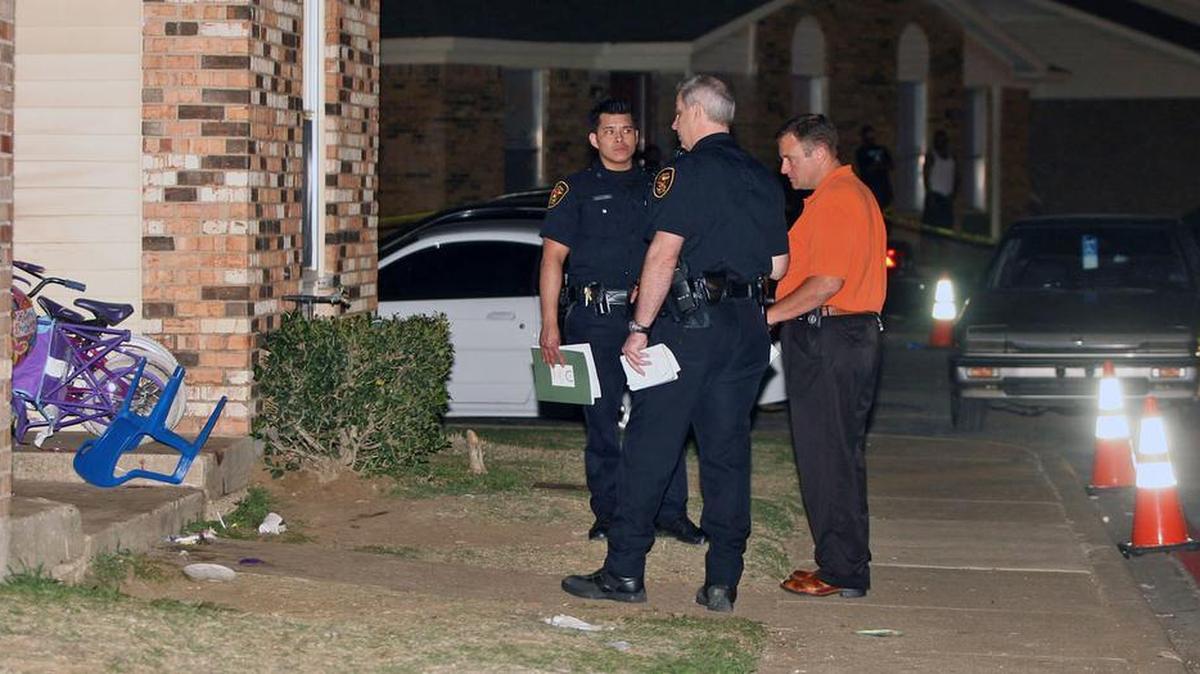 Fort Worth police officers examine the scene of a shooting in southeast Fort Worth in April 2008. Erick Davila is set to be put to death April 25 for the deaths of a 5-year-old girl and her grandmother.