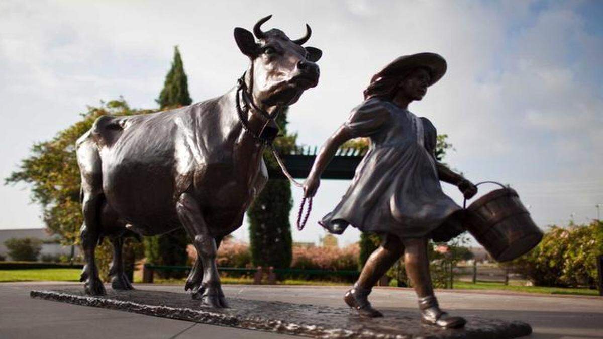 
A sculpture of Belle the cow and her keeper stand outside Blue Bell Creameries in Brenham.
