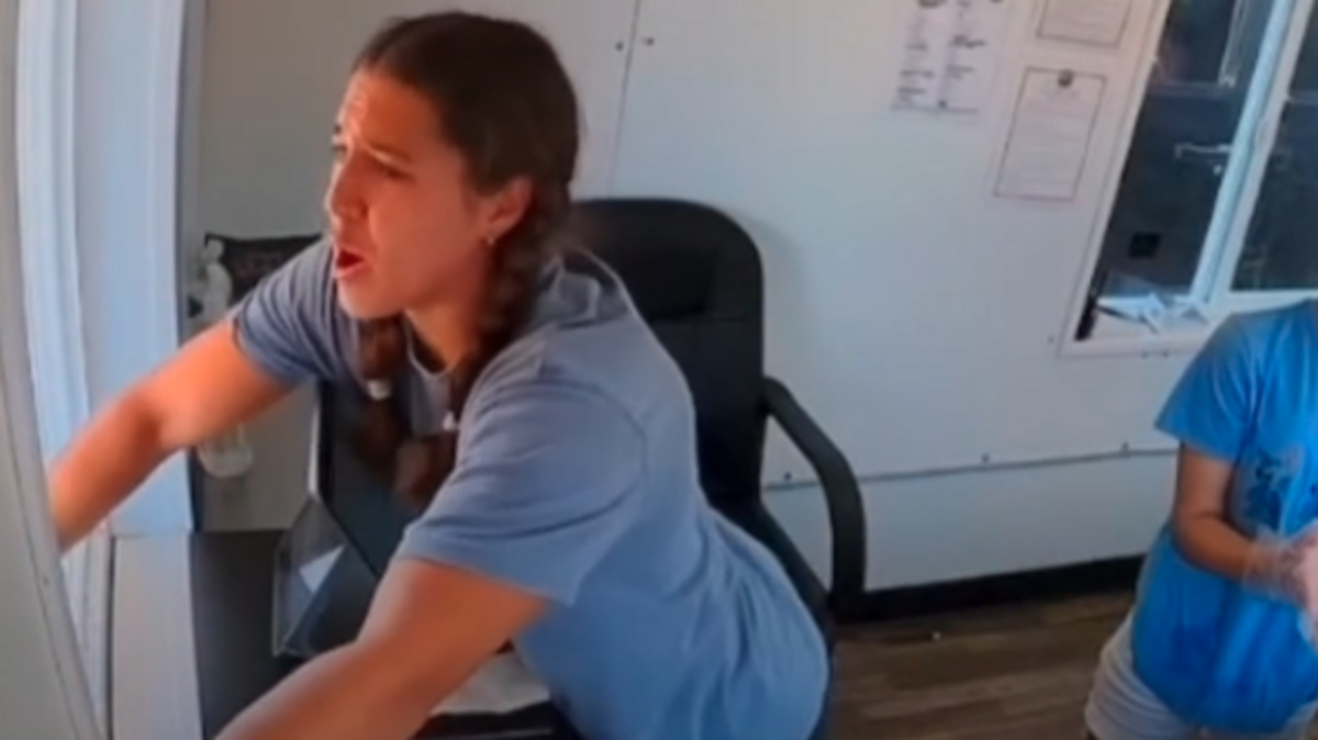 A 17-year-old girl’s response to a rude customer at a Texas snow cone shop has gone viral on TikTok.
