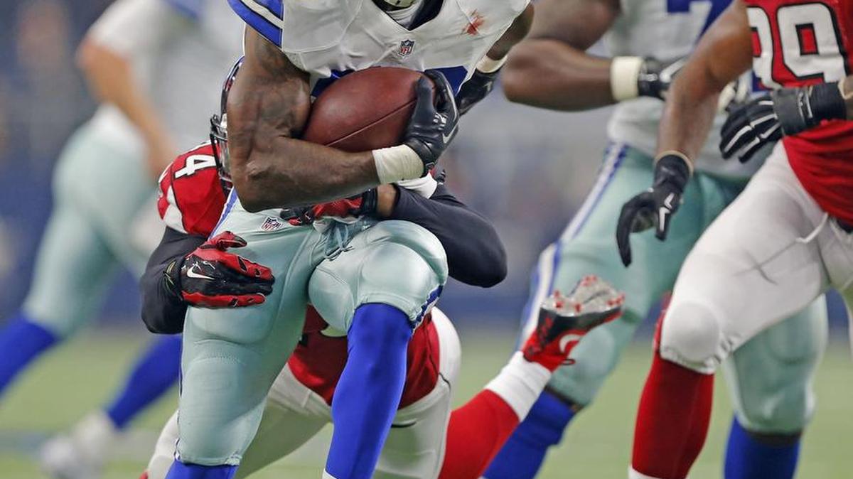 
Dallas Cowboys running back Darren McFadden (20) may have helped people betting on him in fantasy football when he dragged Atlanta Falcons linebacker Vic Beasley (44) for a seven yard gain in the second quarter of the Sept. 27 Atlanta Falcons-Dallas Cowboys game. The Cowboys lost 39-28.



