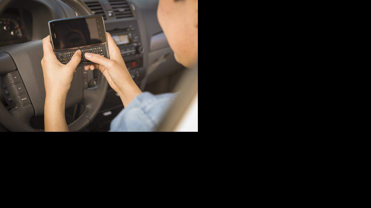 <z_idx_alfa>The Texas Medical Association supports the bill, noting that more than 95,000 crashes and 460 deaths in Texas were attributed to distracted driving in 2013.<252></z_idx_alfa><137>Testimony began Thursday in support of texting-while-driving ban.<252><137>