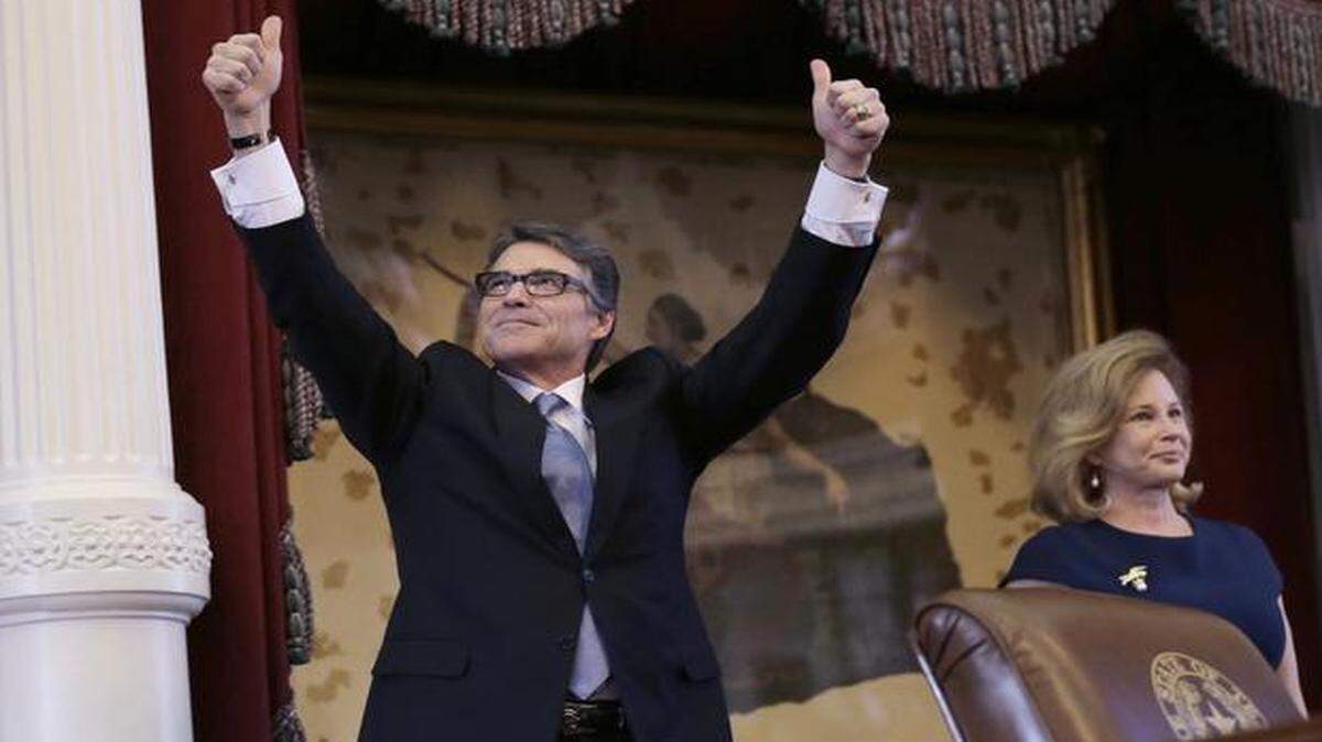 
Gov. Rick Perry acknowledges the applause before his farewell speech to a joint session of the Texas Legislature on Thursday, Jan. 15, 2015. His wife, Anita Perry, is at right
