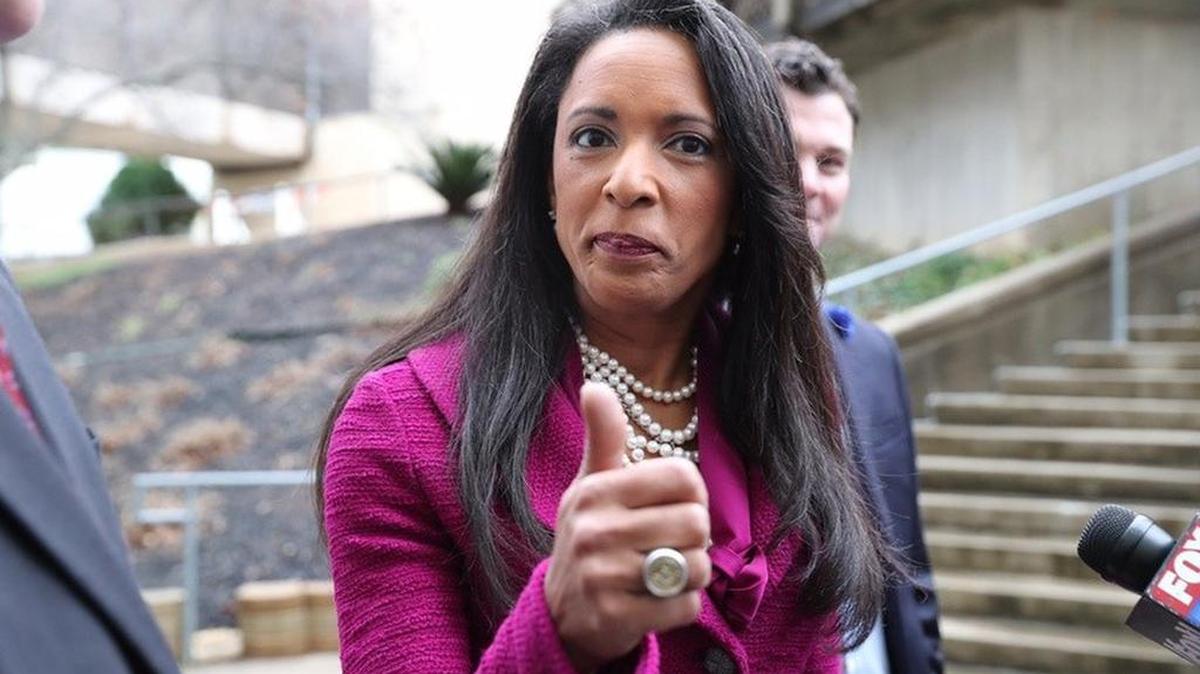State Rep. Dawnna Dukes, D-Austin, outside the Travis County Blackwell-Thurman Criminal Justice Center before being arraigned on Jan. 18, 2017