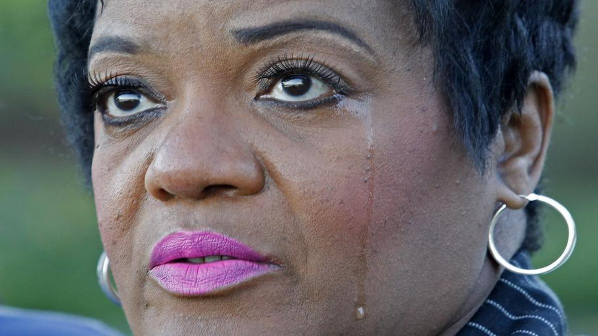 Tears stream down Felicia Braxton’s face. Braxton and her family remembered family member Aundrea Jones with a balloon release. The Braxton family is still looking for their mother’s remains, years after her death. The Fort Worth family entrusted Johnson Family Mortuary with the funeral arrangements and was given the wrong set of ashes.