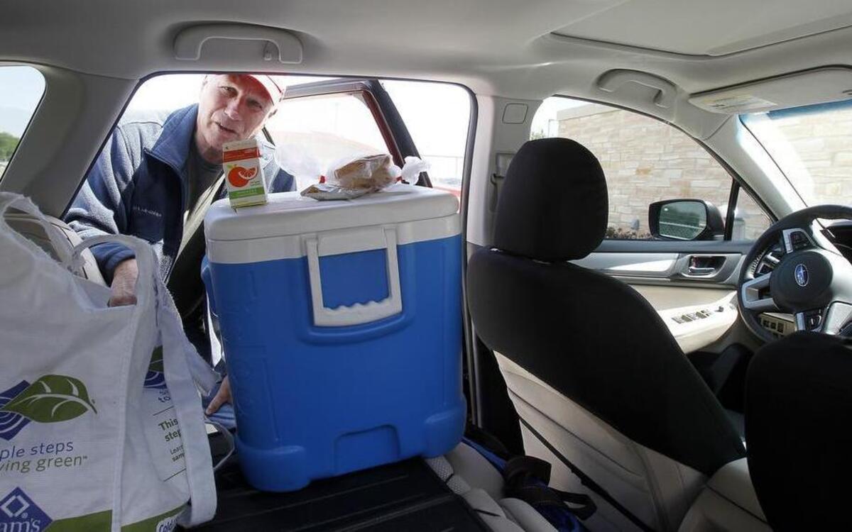 Meals on Wheels volunteer David Israelson of Keller prepares to deliver food to clients Thursday.