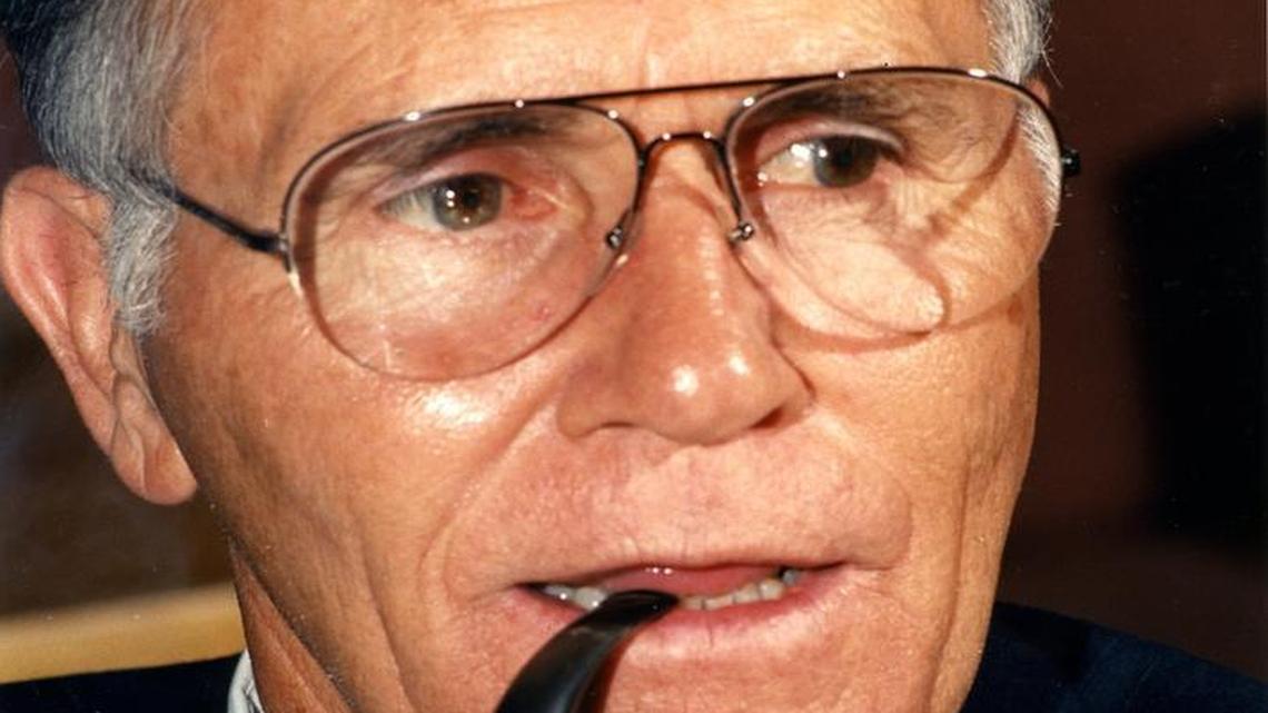 Attorney Richard “Racehorse” Haynes speaks at a state bar association convention in 1988, before being inducted into the defense lawyers’ hall of fame.