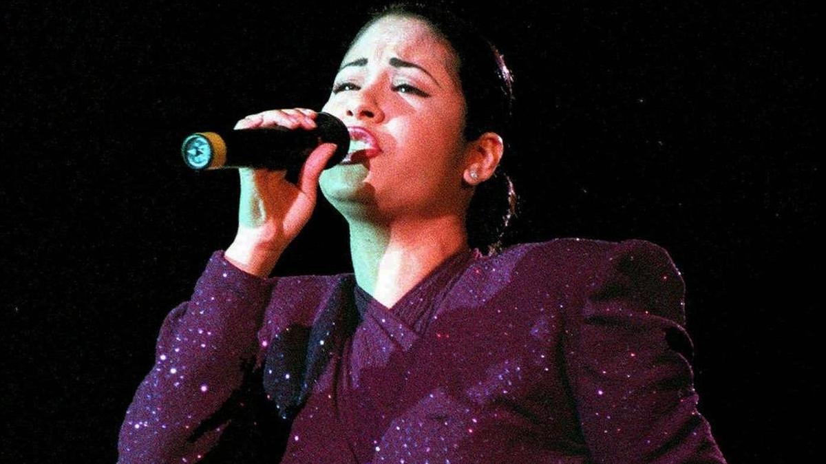 La estrella de la música texana Selena Quintanilla Pérez, conocida simplemente como Selena, actúa en el Alamodome de San Antonio el 18 de marzo de 1995.