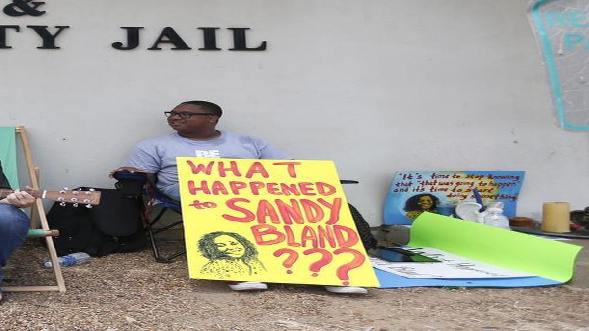 
Protesters sit in front of the Waller County Sheriff’s Department in Hempstead on Monday, July 20, 2015. They’re calling for an independent investigation into the death of Sandra Bland, found hanged in a jail cell.
