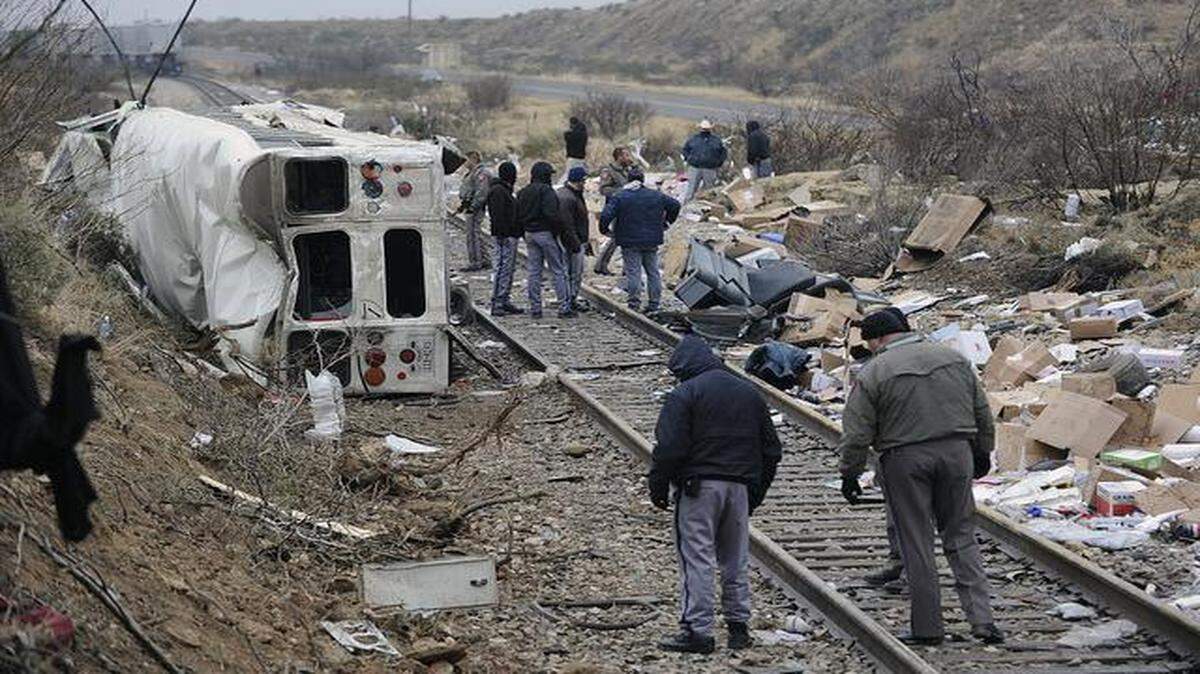 
Law enforcement officials examine the scene of a deadly prison bus wreck in Penwell in far west Texas Wednesday, Jan. 14, 2015. 
