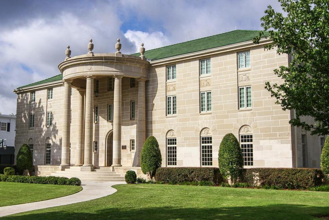 The Beta Theta Pi Fraternity house pictured at 800 Chautauqua Avenue.