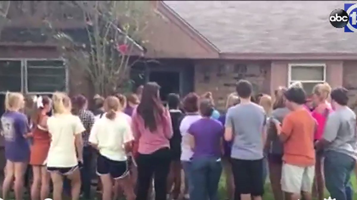 Students from a Houston-area school gathered Wednesday to sing to their dying teacher.