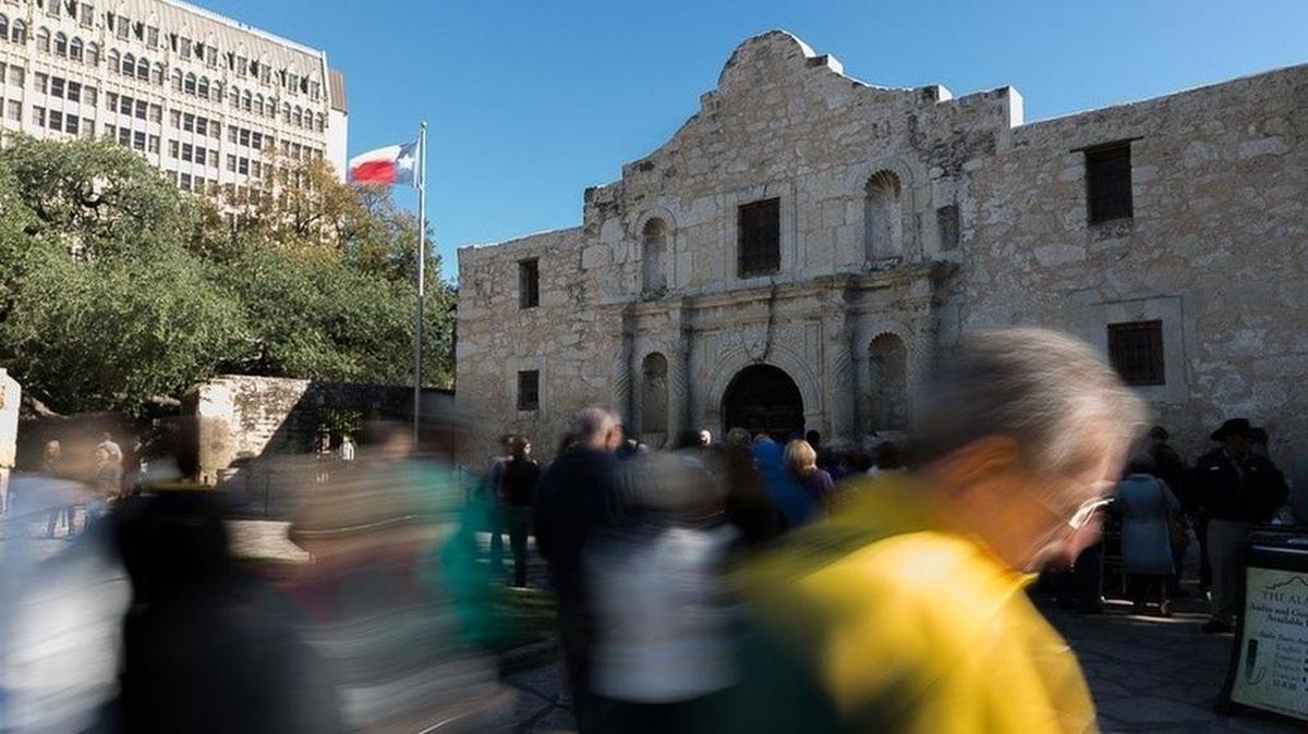 Tourists crowd the entrance of the Alamo in San Antonio on Dec. 3, 2015.