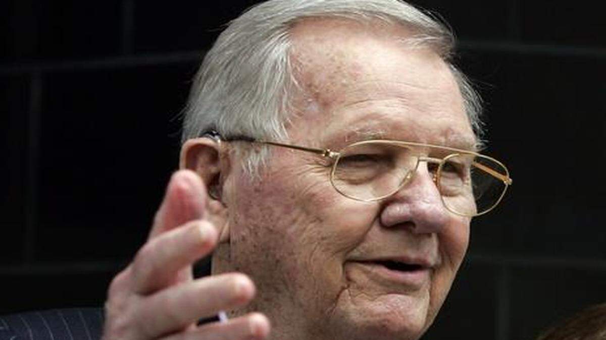 
Former Houston mayor Bob Lanier talks to the media outside the courthouse in Houston in May 2006. Lanier died Saturday at age 89.
