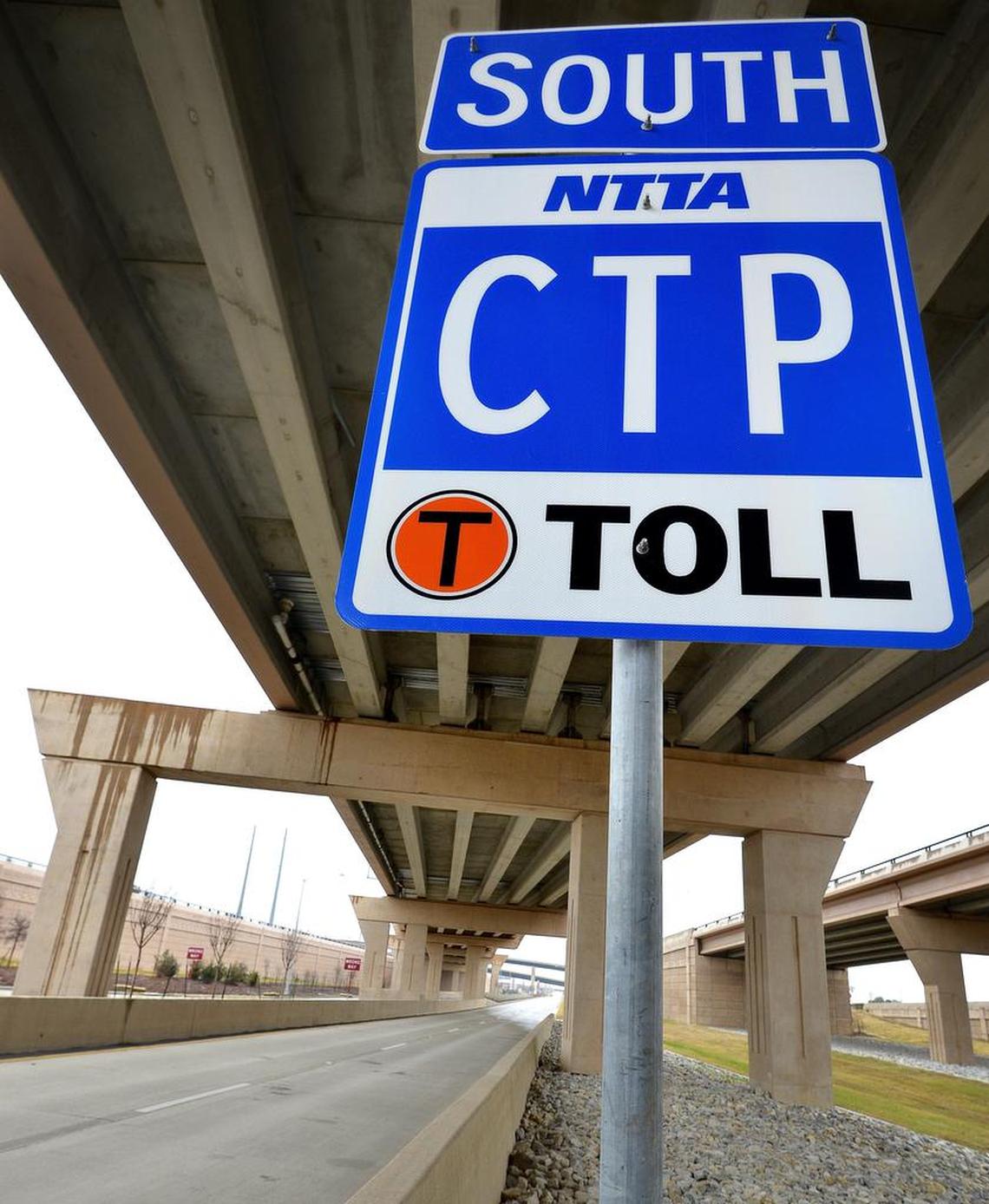 A sign shows the way to southbound Chisholm Trail Parkway in Fort Worth.