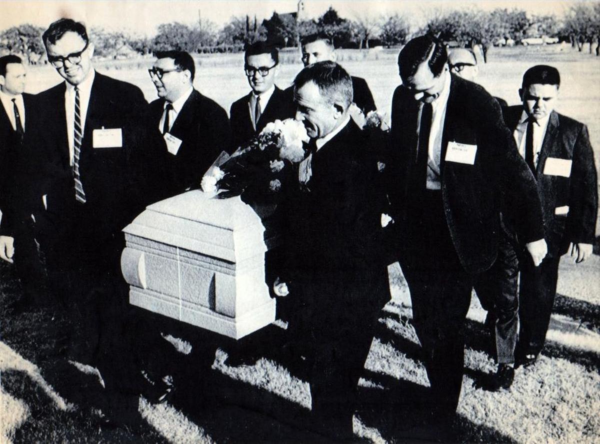 The late Star-Telegram columnist Jon McConal, right, was among the reporters who became Lee Harvey Oswald’s pallbearers Nov. 25, 1963, when Fort Worth police asked for help. The “mystery pallbearer,” the man in front of McConal, has never been identified. Preston McGraw of United Press International is in front of them. On the other side, reporters include Mike Cochran of The Associated Press, second from left, and Jerry Flemmons of the Star-Telegram, partially shown. The identity of the man behind Cochran is now in dispute. He has always been identified as Star-Telegram reporter Ed Horn, but family members believe it is WBAP/820 AM reporter Bob Dickson.