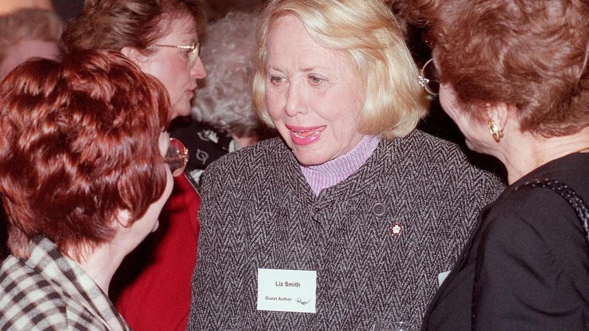 Liz Smith, center, at a Friends of the Fort Worth Library Book and Author Luncheon Oct. 18, 2000.