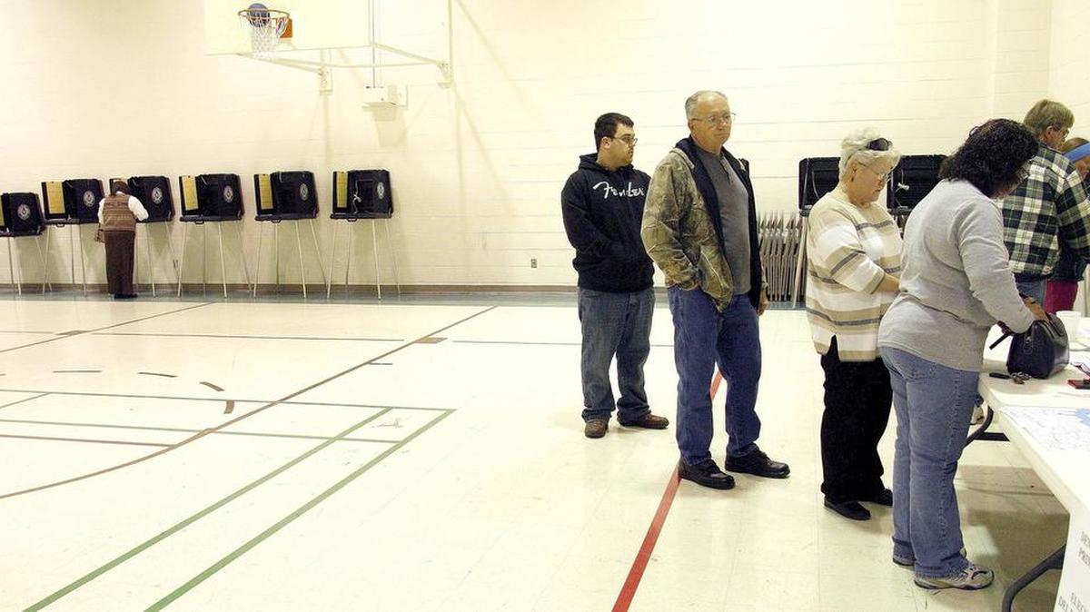In 2008, the year of “Limbaugh Democrats,” voters in suburban River Oaks lined up for the Democratic primary, right, with no line to vote Republican.