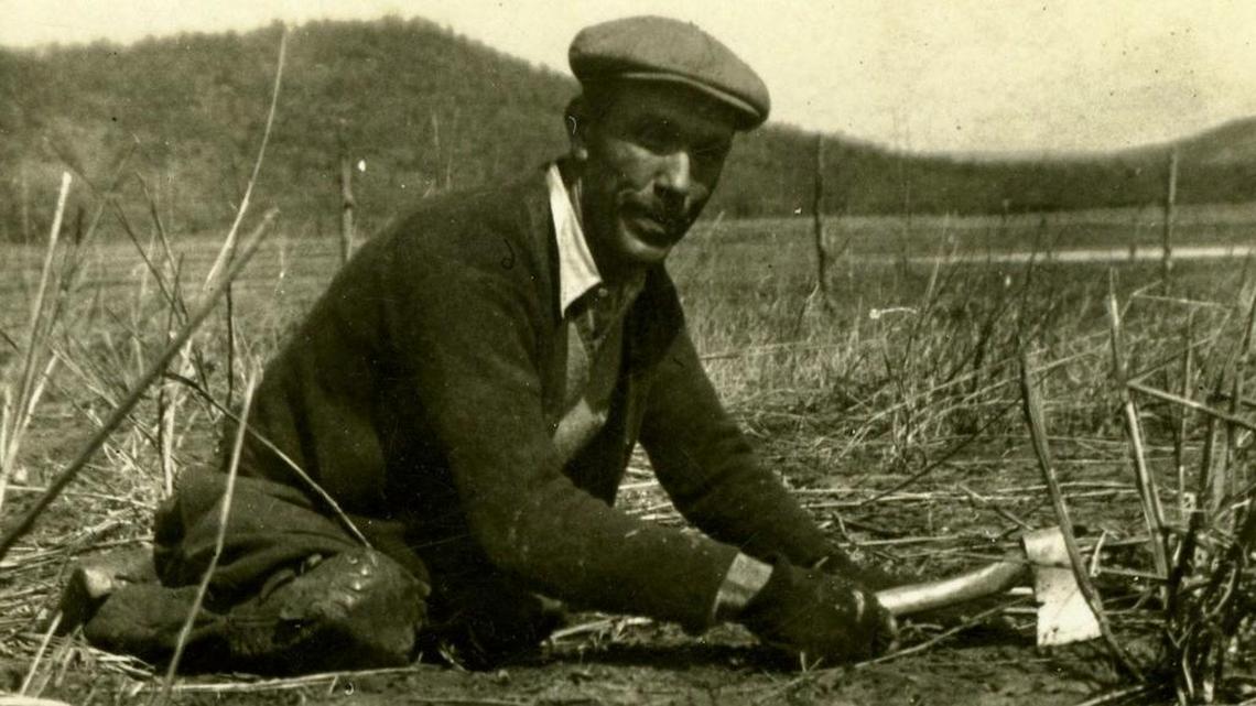 Here’s the story on Willie Nelson’s ‘Pretty Paper.’ It’s real. And it was in Fort Worth