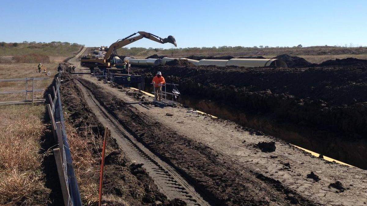 
Digging a trench for the Tarrant Regional Water District’s Integrated Pipeline.
