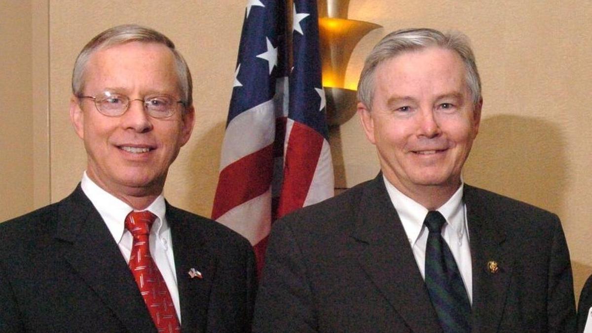 Then-chief of staff Ron Wright, left, and U.S. Rep. Joe Barton at a 2004 Eagle Scout luncheon in Arlington.