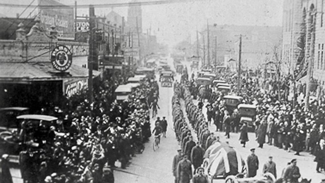 The funeral procession for Vernon Castle stretched south on Throckmorton Street toward the railroad station.