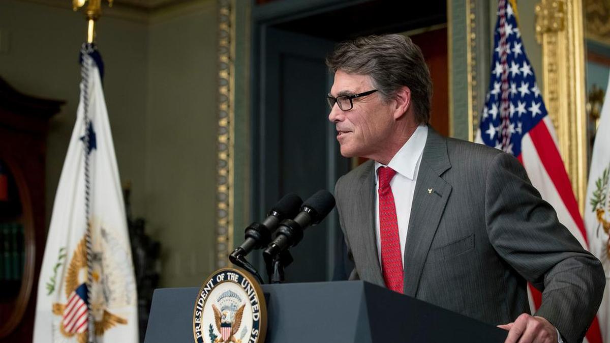 Energy Secretary Rick Perry, whose agency oversees the nation’s nuclear arsenal, is inserting himself into an unusually small political dispute: an election for student body president at Texas A&M.