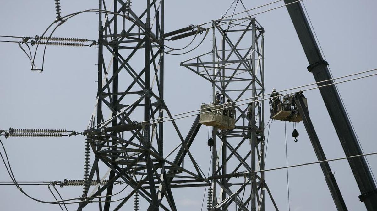 Oncor employees work on a transmission tower that brings wind-generated electricity from West Texas to Dallas-Fort Worth.