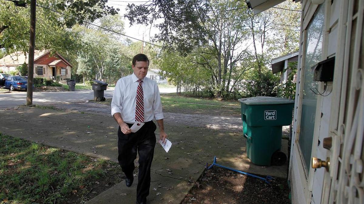 Ken Shetter, president of One Safe Place, distributes door hangers at a Fort Worth neighborhood in 2016.