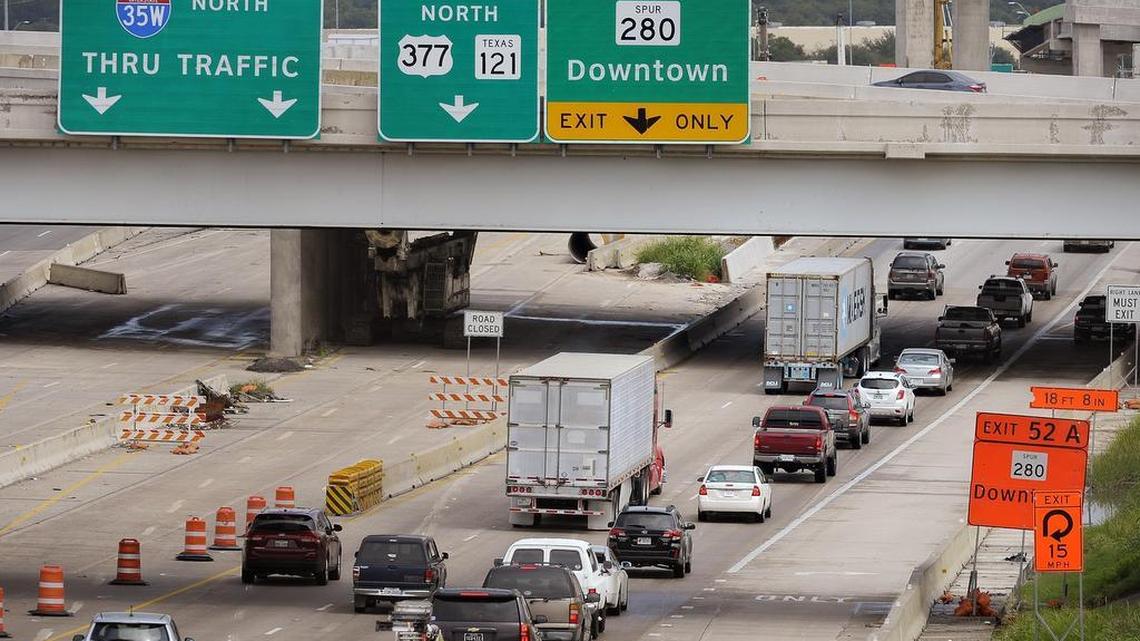 I-35W traffic flows northbound just south of Spur 280 in Fort Worth, TX, Aug. 23, 2017.