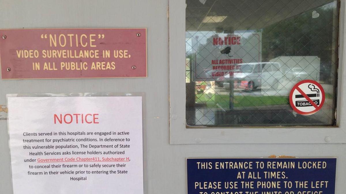 A small paper sign on the specialty services building at Austin State Hospital asks visitors to voluntarily leave any hand guns in their vehicles or to at least conceal the weapons. For years, the facility and the state’s nine other government-run psychiatric hospitals had a strict gun ban for their campuses.