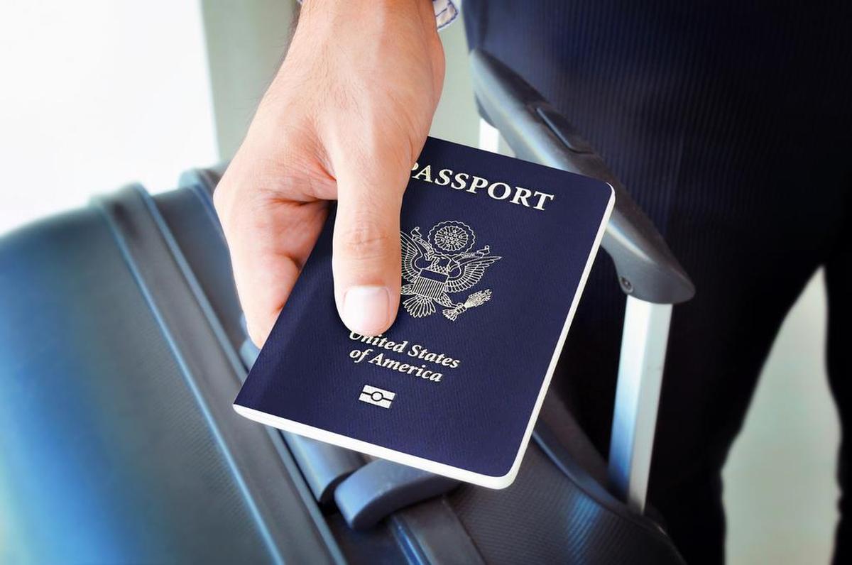 Si rehusa a la nacionalidad americana, tiene que entregar el pasaporte.