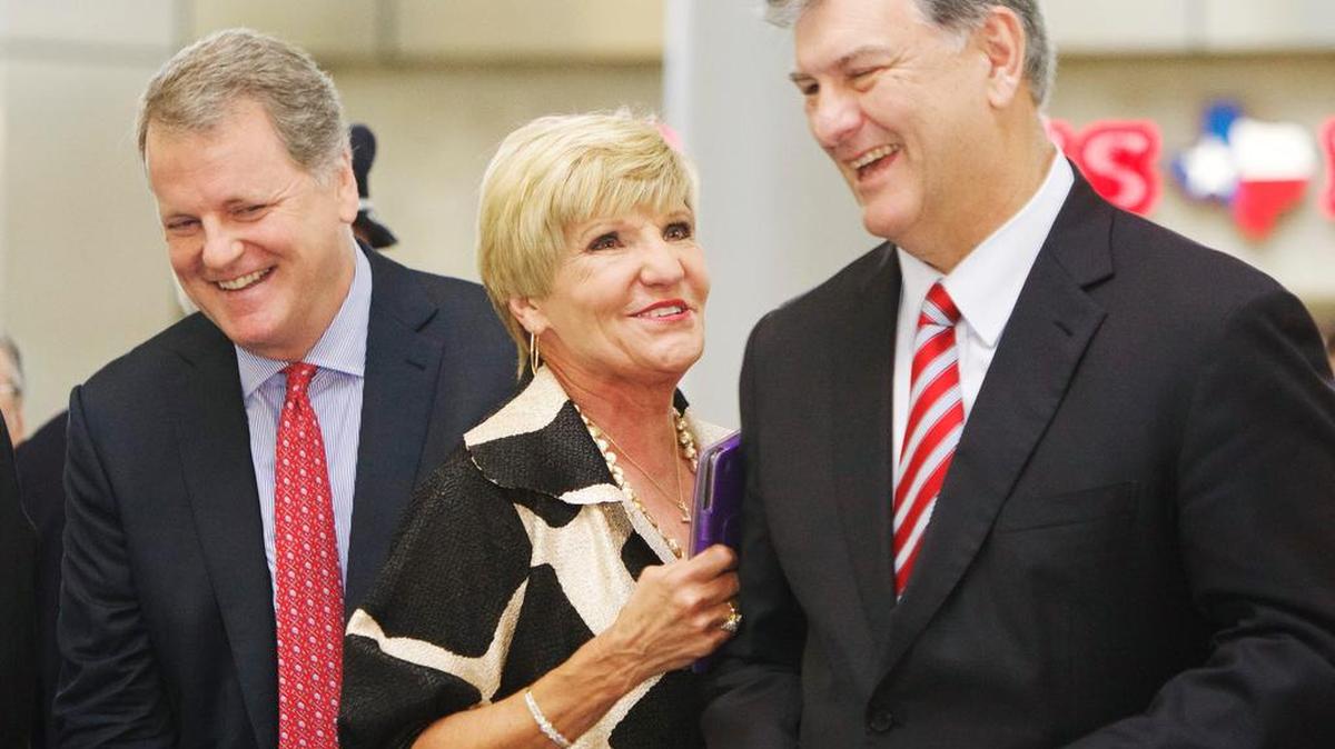 American Airlines CEO Doug Parker, Fort Worth Mayor Betsy Price and Dallas Mayor Mike Rawlings attend a ribbon cutting ceremony in 2015.