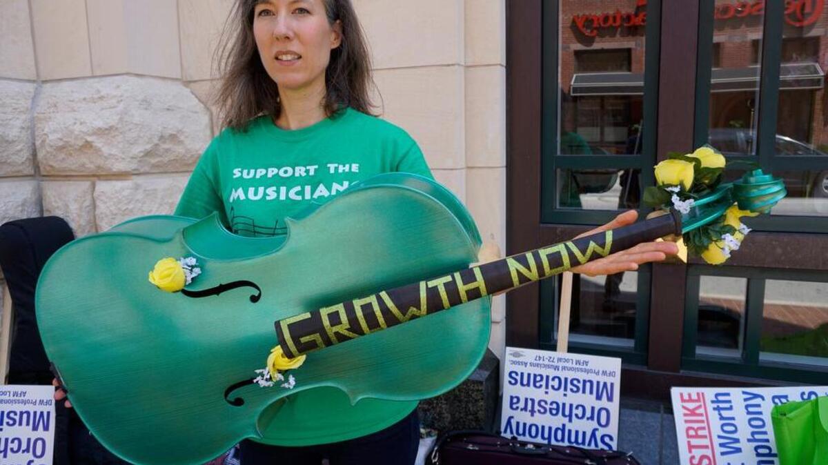 Fort Worth Symphony cellist Lesley Cleary on the picket line outside Bass Hall last week.