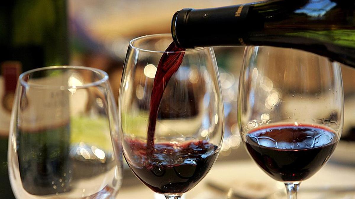 Pouring of a Herzog Syrah Wine for a dinner at the Horzog Wine Cellars, maker of kosher wines which offers a full line of wines, tours of the winery and restaurant in Oxnard, California. It’s a fine location to find the perfect Thanksgiving pairing, which is no small task. (Carlos Chavez/ Los Angeles Times/ MCT)