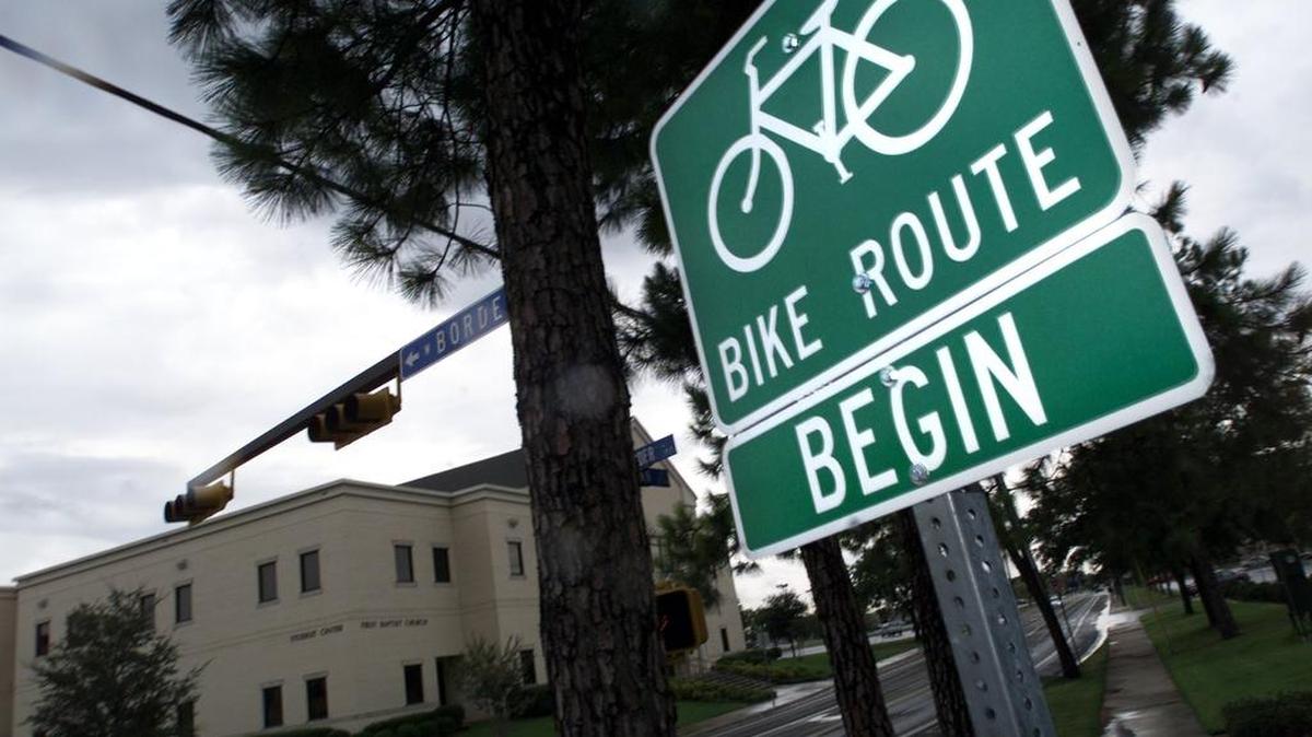 A bike route sign in Arlington, Texas.