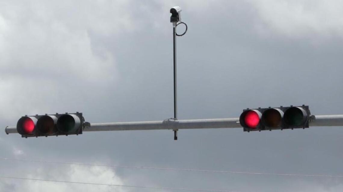 Do you pay red-light camera tickets? You’re in the minority