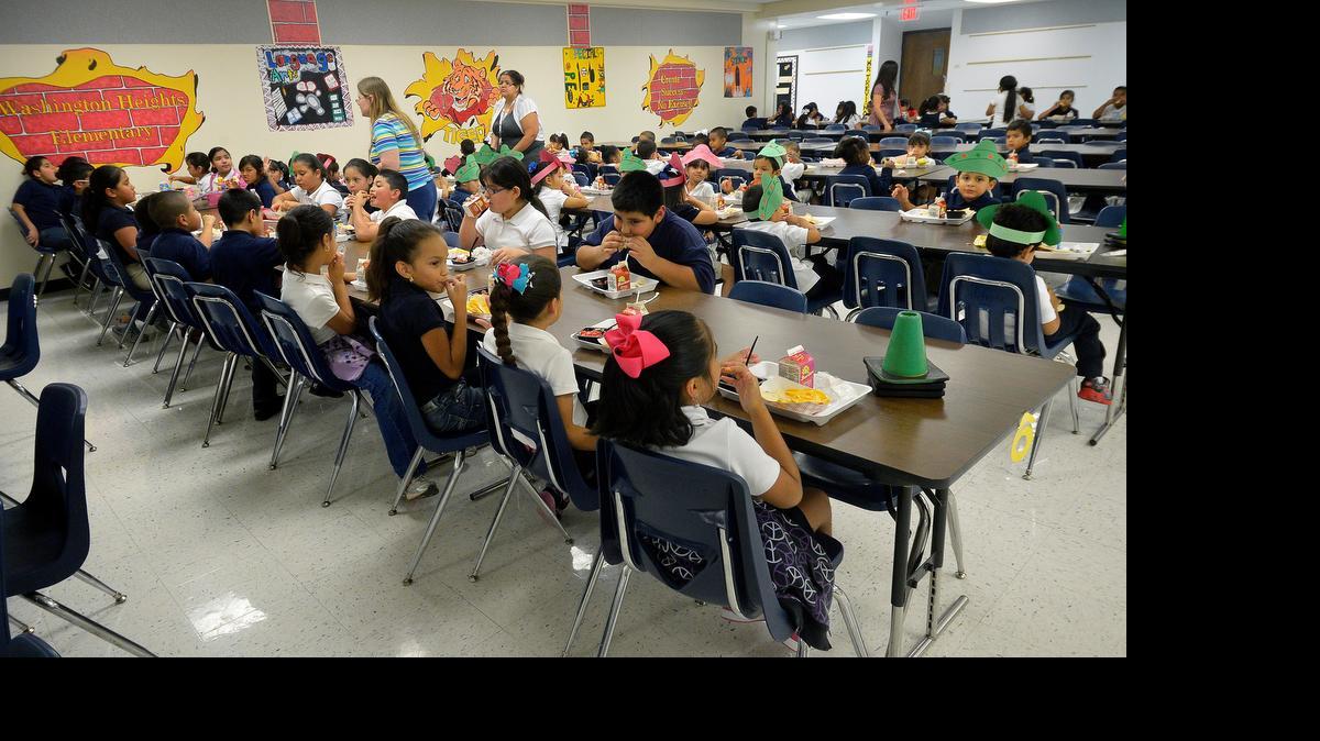 
Students eat lunch at Washington Heights Elementary in Fort Worth. 
