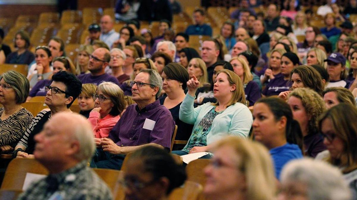 FWISD held a forum for supporters and opponents of easing overcrowding at Tanglewood Elementary School.