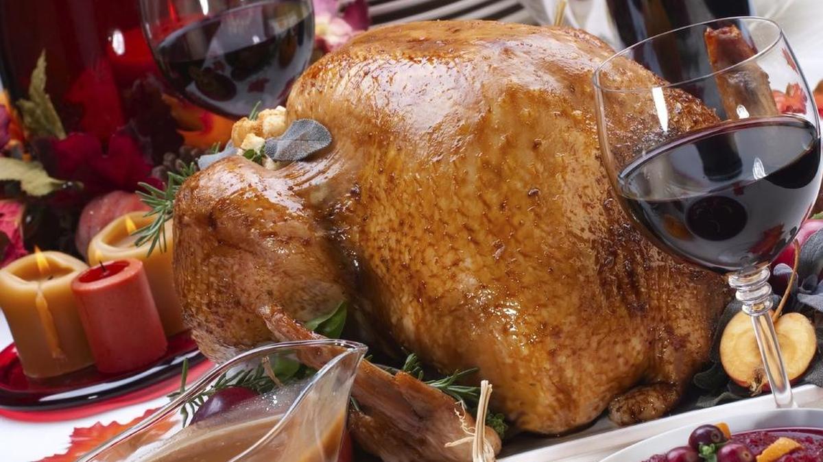 Aunque el pavo es la pieza central de Thanksgiving, familias latinas por generaciones han agregado otros ingredientes tradicionales de la cocina hispana.