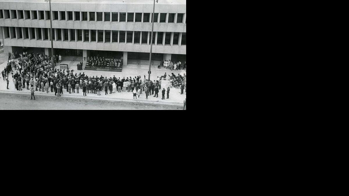 
A crowd attended the grand opening of Fort Worth’s City Hall in 1971. 
