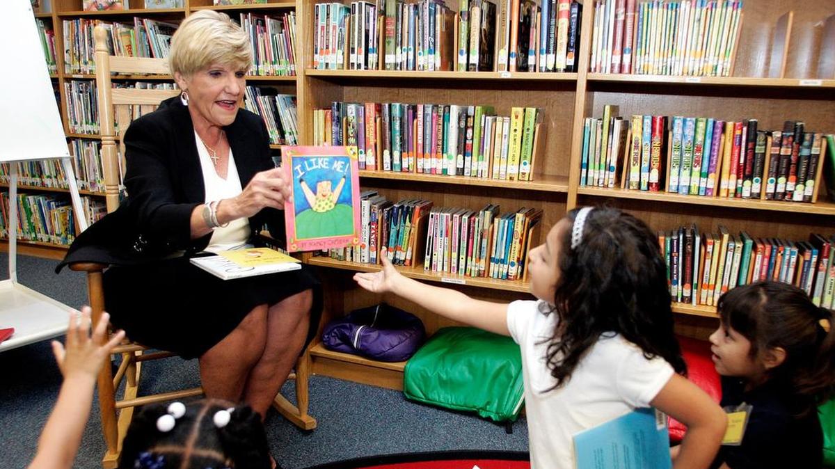 Mayor Betsy Price reading to kids at Oakhurst Elementary in 2016.